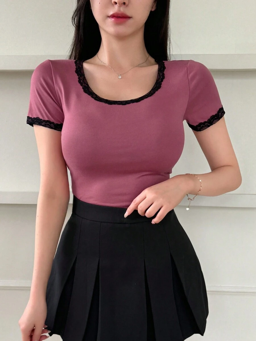 DAZY 女士夏季圆领撞色蕾丝短袖修身 T 恤外出上衣 - 中紫紅色 - 查看 1