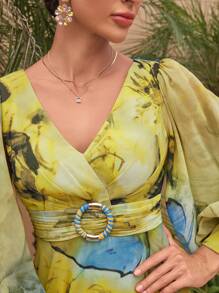 随意剪裁花卉水彩印花灯笼袖V领腰部褶饰拼布彩色装饰纽扣雪纺连衣裙，高级优雅，端庄大方