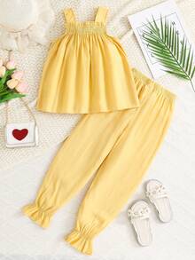 SHEIN Conjunto de blusa estilo vacacional casual para niña joven con pliegues y decoración de flor 3D, y pantalones con cintura elástica - Amarillo - Ver 2