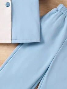 Cô gái trẻ 3 chiếc áo thun ngắn tay dệt kim khối màu có cổ bẻ, quần âu dệt kim màu trơn và áo ba lỗ dệt kim màu trơn - Xanh và trắng - Xem 3