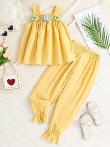 SHEIN Conjunto de blusa estilo vacacional casual para niña joven con pliegues y decoración de flor 3D, y pantalones con cintura elástica - Amarillo - Ver 1