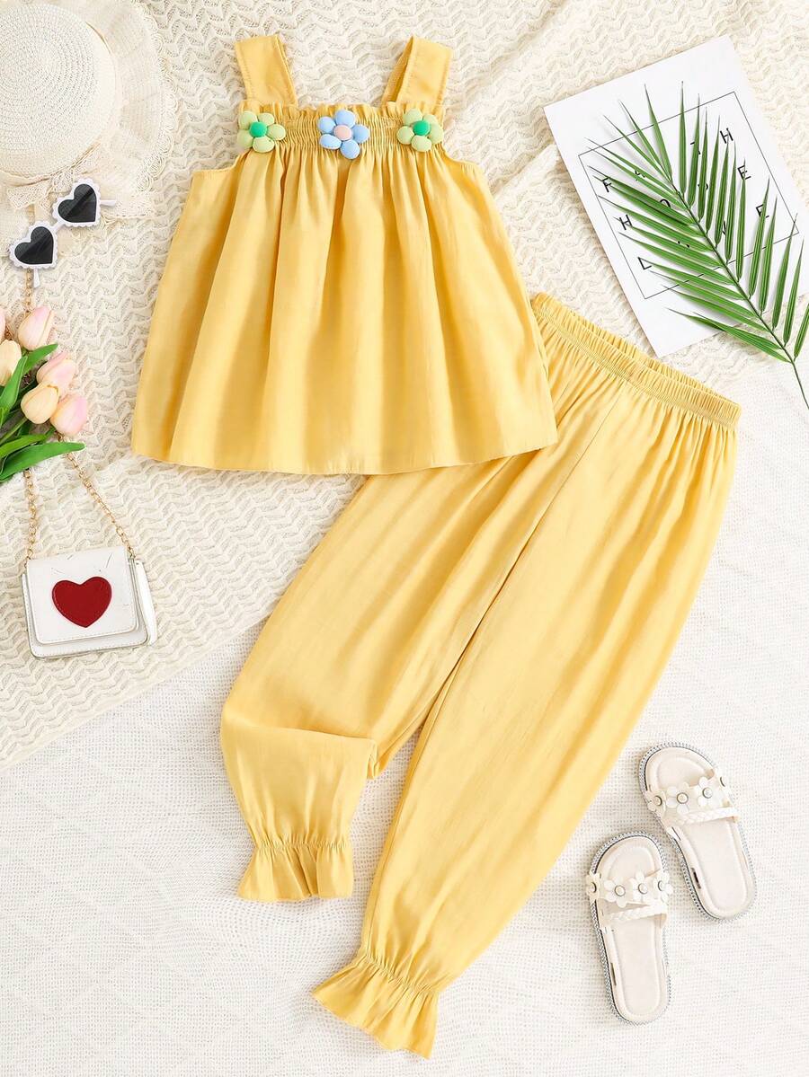 SHEIN Conjunto de blusa estilo vacacional casual para niña joven con pliegues y decoración de flor 3D, y pantalones con cintura elástica - Amarillo - Ver 1