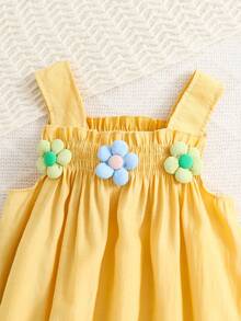 SHEIN Conjunto de blusa estilo vacacional casual para niña joven con pliegues y decoración de flor 3D, y pantalones con cintura elástica - Amarillo - Ver 5