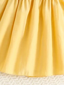 SHEIN Conjunto de blusa estilo vacacional casual para niña joven con pliegues y decoración de flor 3D, y pantalones con cintura elástica - Amarillo - Ver 6