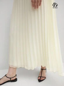 BizChic Vestido de línea A elegante y plisado de color crema para el verano, con tirantes y forro