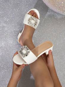 鑲鑽蝴蝶結高跟涼鞋，適合女孩穿著時舒適且時尚