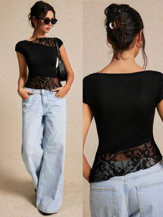 Poéselle Damsommar-T-shirt med smal passform, asymmetrisk spets och kortärmad design.