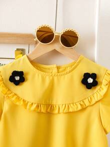 SHEIN 年輕女孩圓領3D花飾荷葉邊短袖T恤和波點印花長褲夏季套裝