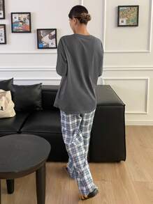 DAZY Conjunto de ropa de hogar para mujeres con blusa suelta con estampado de letras y pantalones a cuadros