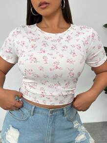 SHEIN EZwear Camiseta de manga corta y cuello redondo de talla grande para mujer de verano, de punto elástico en blanco con estampados florales ditsy en rosa, con detalles plisados en capas