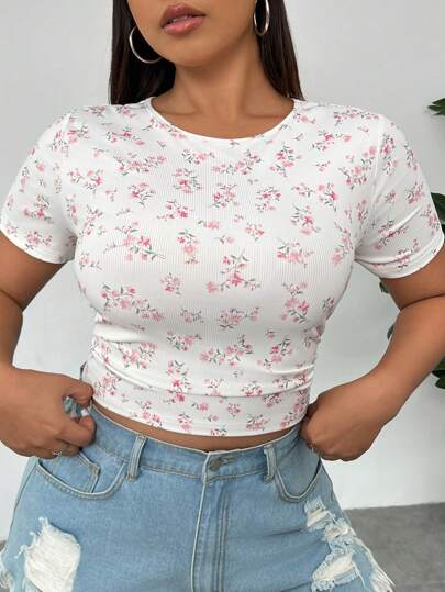 SHEIN EZwear Camiseta de manga corta y cuello redondo de talla grande para mujer de verano, de punto elástico en blanco con estampados florales ditsy en rosa, con detalles plisados en capas
