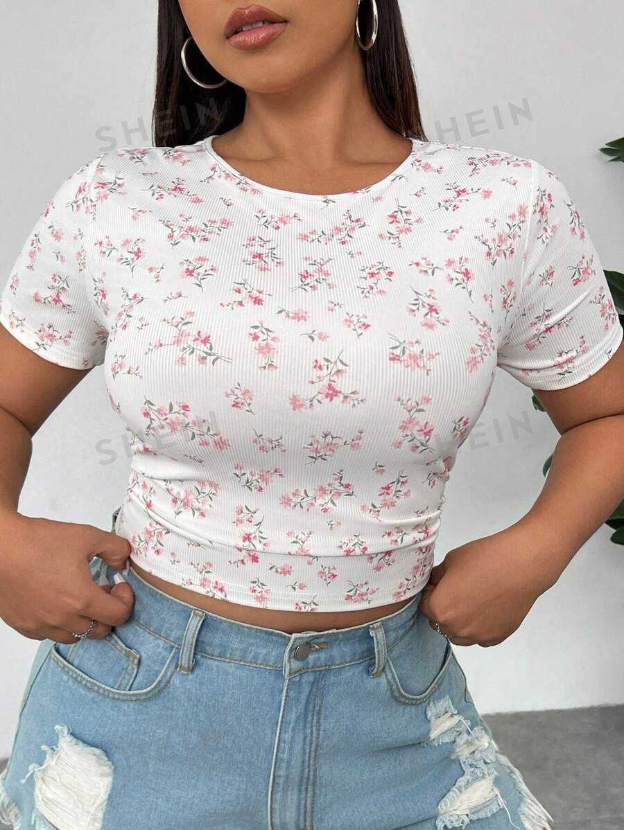 SHEIN EZwear Camiseta de manga corta y cuello redondo de talla grande para mujer de verano, de punto elástico en blanco con estampados florales ditsy en rosa, con detalles plisados en capas