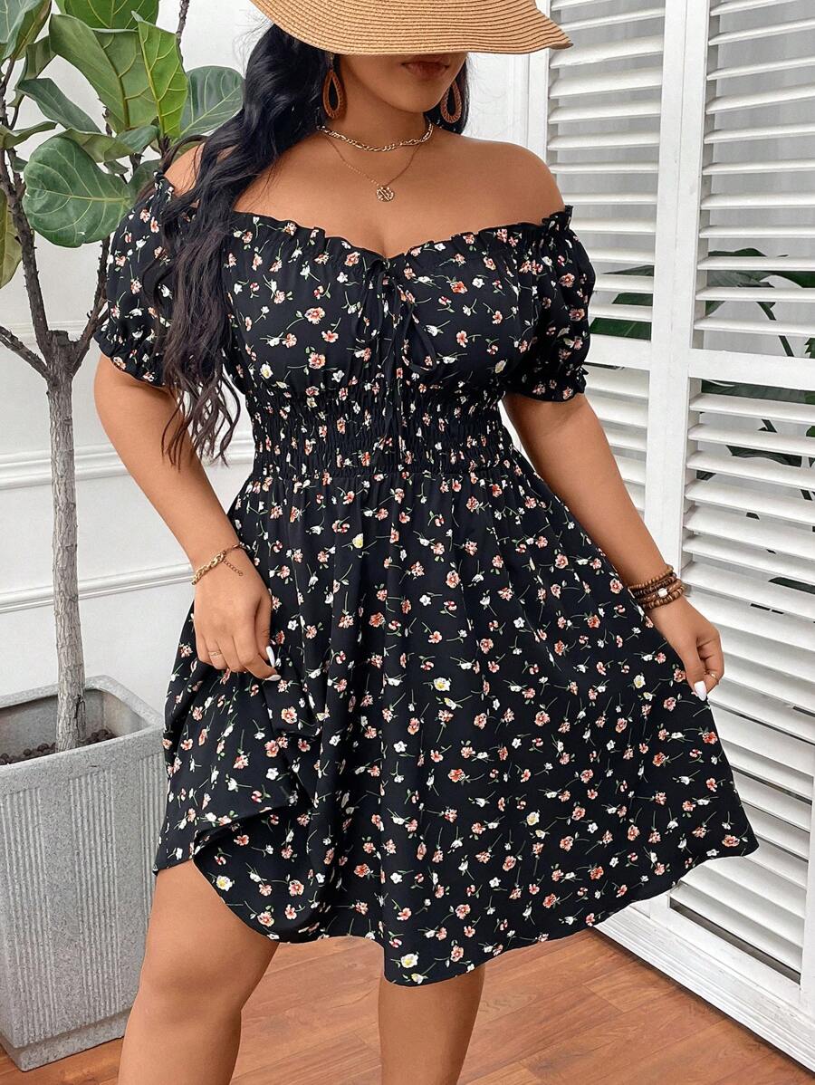 SHEIN VCAY 大码波西米亚风浪漫度假黑色露肩连衣裙，带有碎花图案，适合夏季 - 彩色 - 查看 1