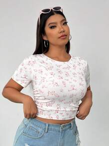 SHEIN EZwear Camiseta de manga corta y cuello redondo de talla grande para mujer de verano, de punto elástico en blanco con estampados florales ditsy en rosa, con detalles plisados en capas