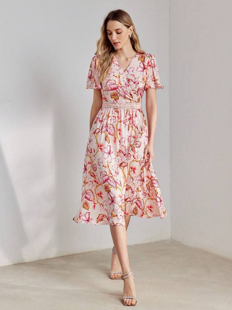 VESTIDO DE MANGA ACAMPANADA CON CUELLO CRUZADO Y ESTAMPADO DE TODA LA PRENDA