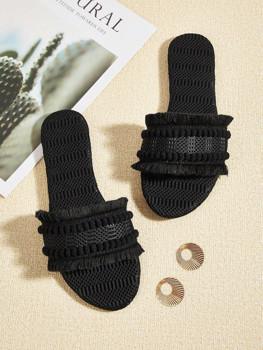 黑色布料和毛球流苏装饰，波西米亚风，度假风，女士平底凉鞋。毛球和流苏的长度和数量随机。布料材质和黑色纹理也随机。适合春夏穿着。 - 黑色 - 查看 1