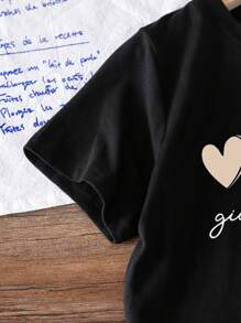SHEIN Set aus bedrucktem T-Shirt und passender Shorts mit buntem Herz-Motiv für Kleine Mädchen