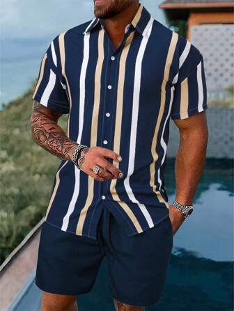 Manfinity Homme Ensemble pour hommes de deux pièces avec chemise à manches courtes rayée imprimée et short de couleur unie, adapté à l'été