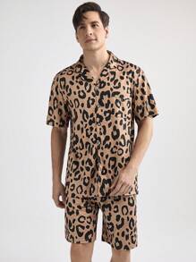 Conjunto de Roupa de Casa Masculina com Estampa de Leopardo, Blusa de Manga Curta com Botões Únicos e Shorts, Verão - Castanho - Ver 5