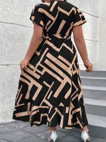 SHEIN CURVE+ Vestido largo de mujer de talla grande con bloque de color, estampado geométrico, volante en el bajo y lazo para atar, para uso casual de verano - Negro - Ver 2