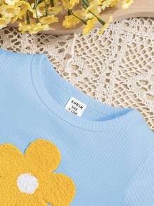 SHEIN Set de ropa de verano para bebé niña de 2 piezas, parte superior corta con cuello redondo y linda flor bordada con falda vaquera - Celeste - Ver 4