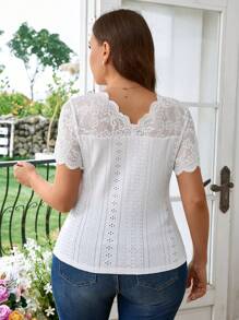 SHEIN Privé Camiseta blanca de encaje cómoda de talla grande con escote en V hueco para mujer, ideal para vacaciones de verano - Blanco - Ver 2