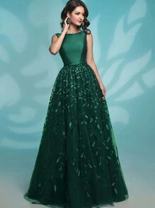 优雅女士无袖 V 领超长喇叭形派对连衣裙，蕾丝细节和露背拉链开合