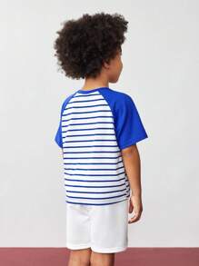 LOONEY TUNES X SHEIN 男孩卡通字母印花套裝，短袖連Raglan袖條紋休閒T恤和短褲，夏季短袖套裝 - 藍色 - 查看 2