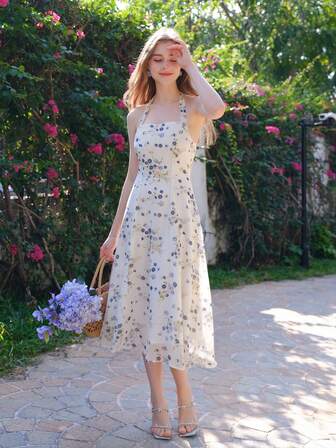 Vestido de verano elegante con cuello halter y estampado floral diminuto para mujeres