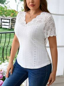 SHEIN Privé Camiseta blanca de encaje cómoda de talla grande con escote en V hueco para mujer, ideal para vacaciones de verano - Blanco - Ver 3