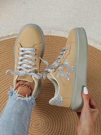 Beżowe, patchworkowe, srebrne, brokatowe, casualowe buty do skateboardingu w stylu vintage, idealne do dojazdów do pracy i na miasto, z fajnymi, gwiazdkowymi detalami, spersonalizowane, grube, podwyższone buty do chodzenia