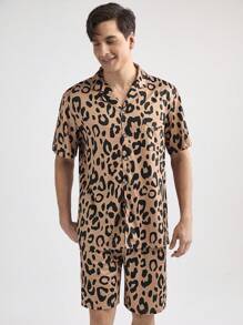 Conjunto de Roupa de Casa Masculina com Estampa de Leopardo, Blusa de Manga Curta com Botões Únicos e Shorts, Verão - Castanho - Ver 1