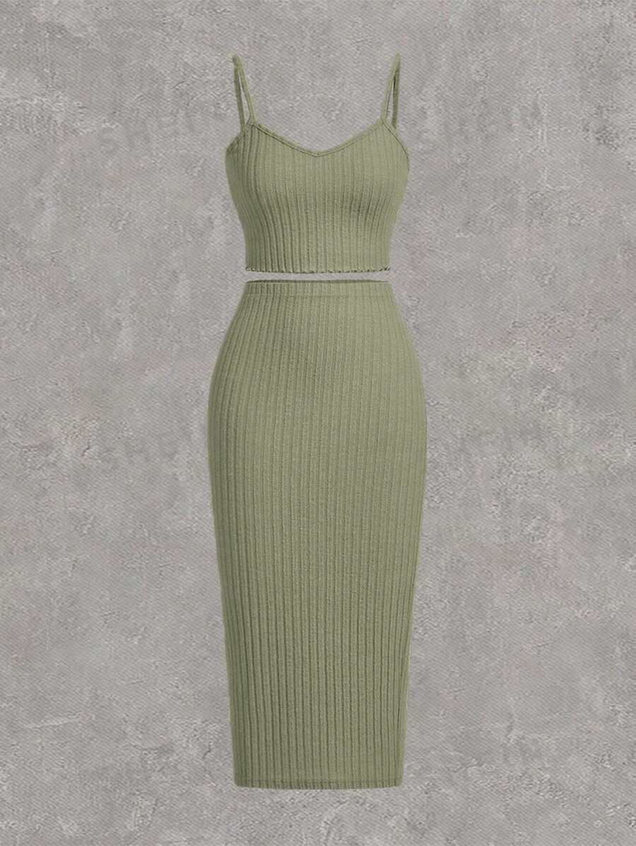 SHEIN EZwear Conjunto de mujer tejido verde con top de tirantes y pantalones cortos