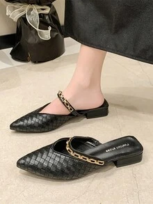 女士低跟黑色尖头一脚蹬鞋，饰有浮雕格纹图案、金属链条装饰和浅口设计，打造别致的春夏造型 - 黑色 - 查看 4