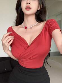 DAZY Áo thun nữ mùa hè màu trơn cổ chữ V tay ngắn dáng ôm có xếp ly, thích hợp mặc đi chơi. - Đỏ - Xem 3