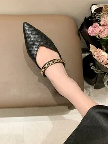 女士低跟黑色尖头一脚蹬鞋，饰有浮雕格纹图案、金属链条装饰和浅口设计，打造别致的春夏造型 - 黑色 - 查看 2