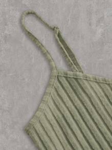 SHEIN EZwear Conjunto de mujer tejido verde con top de tirantes y pantalones cortos