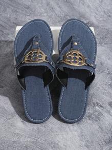 Sandales plates en toile camouflage avec broderie de papillon pour femmes avec boucle ronde, tongs antidérapantes à bout ouvert pour utilisation en intérieur et en extérieur