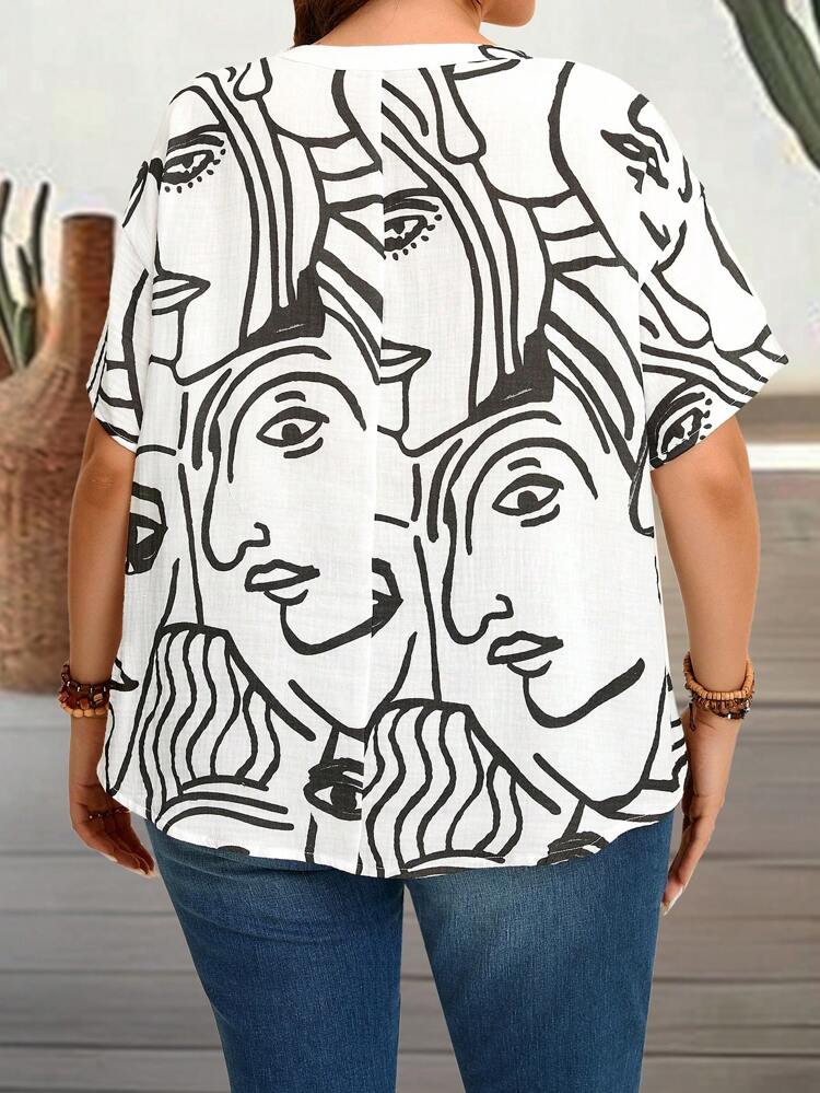 Camisa de talla grande con cuello en V interrumpido, mangas murciélago, impresión abstracta de cara, ideal para vacaciones de verano en el campo