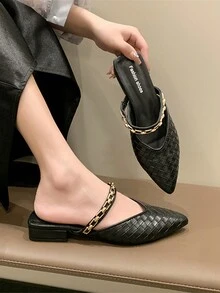 女士低跟黑色尖头一脚蹬鞋，饰有浮雕格纹图案、金属链条装饰和浅口设计，打造别致的春夏造型 - 黑色 - 查看 6