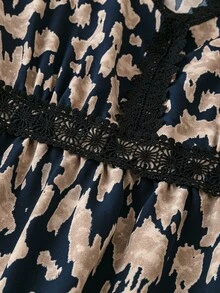 Robe décontractée longue à manches courtes et encolure V, avec imprimé tout-sur-tout en contraste de dentelle, pour femmes grandes tailles, pour l'été - Multicolore - Voir 4