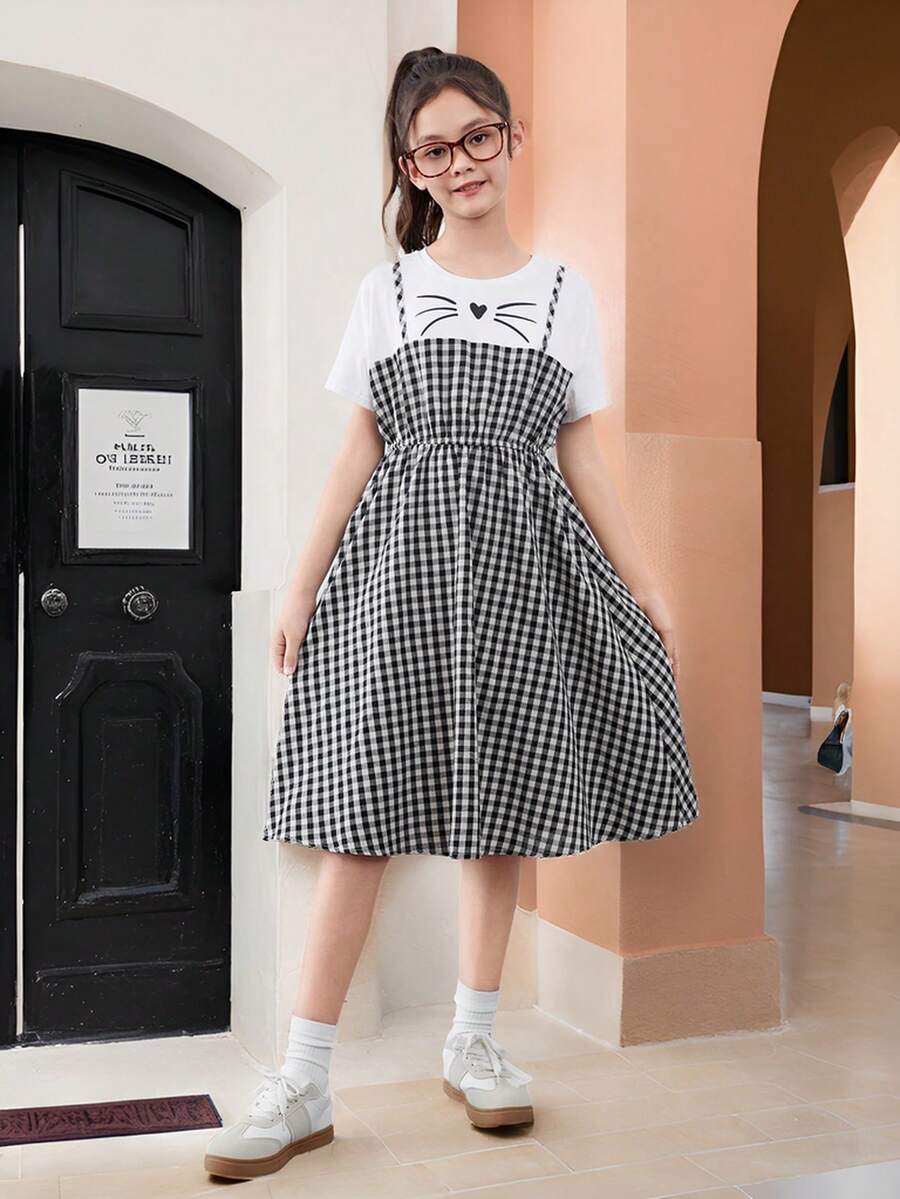 SHEIN Vestido Curto de Manga Curta com Gola Redonda, Estilo Colegial de Pré-adolescente Japonês, Patchwork de Tricô Quadriculado para Primavera/Verão - Preto e Branco - Visão 1