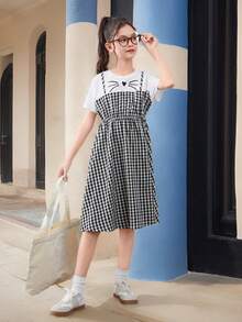 SHEIN Vestido Curto de Manga Curta com Gola Redonda, Estilo Colegial de Pré-adolescente Japonês, Patchwork de Tricô Quadriculado para Primavera/Verão - Preto e Branco - Visão 4