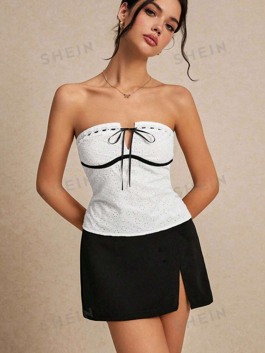 SHEIN Frenchy Weißes besticktes Spitze-Patchwork, schwarz abgesetztes Bandeau-Top mit Kontrastfarbenem Gurt, modisches weißes Graduierungstop, farblich abgestimmt und mit Hollow-out-Muster versehen - Weiss - Übersicht 1