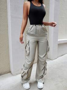 Street Vibes Pantalones parachute con bolsillos con solapa con cordón fruncido - Gris Claro - Ver 4