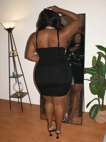 Maweii Vestido preto plus size feminino para primavera/verão, com detalhes vazados e bandagem frontal, estilo avant-garde francês casual, jovem e chique. Confeccionado em malha elástica, versátil e confortável. Ideal para eventos sociais e festas de fim de ano. Body preto, vestido preto formal, top patchwork elegante e jovem, look sexy para eventos sociais e festas de fim de ano. Top preto, macacão preto, body preto, blusa transparente refinada com ombros à mostra e modelagem justa. - Preto - Ver 2