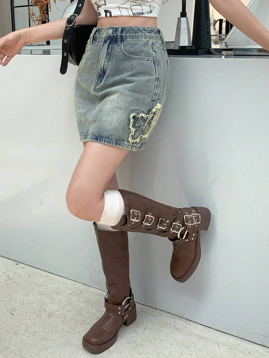 DAZY 女款 Y2K 風格蝴蝶刺繡牛仔裙 校園風 - 中等水洗藍 - 查看 1