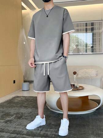 男士夏季拼色圆领短袖休闲 T 恤和抽绳腰短裤套装，舒适服装