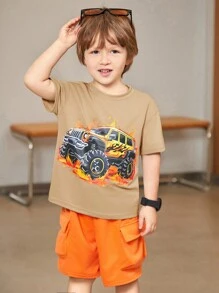 SHEIN 2入組青少年休閒舒適校園風格時尚通用軟質爽快短袖汽車印花T恤和拼色透氣短褲，適用於春夏季節