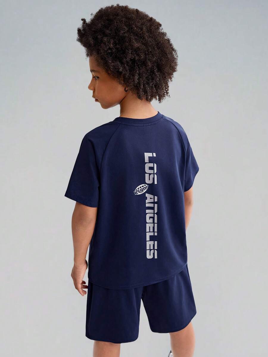 SHEIN Bộ quần áo thun tay ngắn raglan và quần short thiết kế in chữ màu trơn cho bé trai tuổi mới lớn - Màu xanh lam - Xem 1